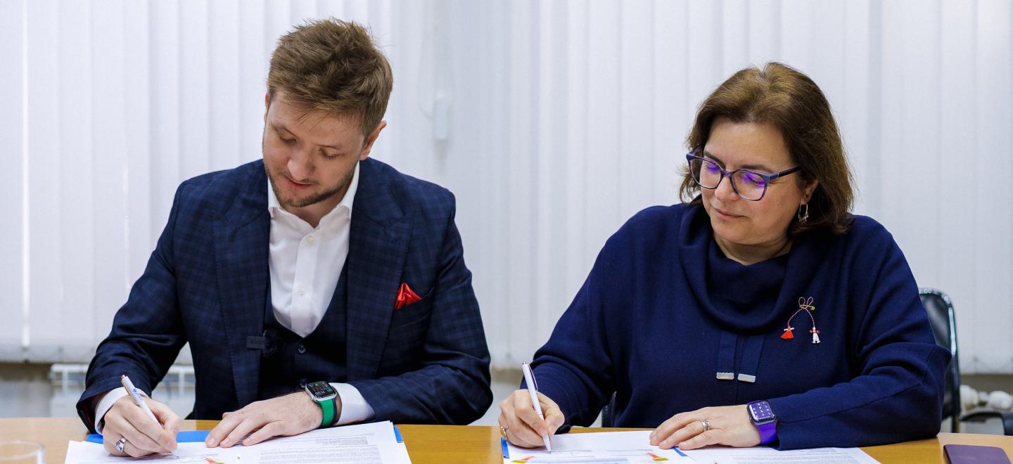 Foto allkiri: Margus Gering, ESTDEV-i EL-i Idapartnerluse regiooni juht, ja Maha Damaj, UNICEF-i Moldova esindaja, allkirjastamas koostöölepingut. © UNICEF
